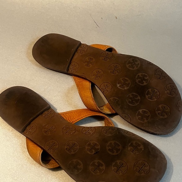 Tory Burch Tan Patent THORA Gold Logo Flip Flop Sandal US 7 M - Picture 6 of 9
